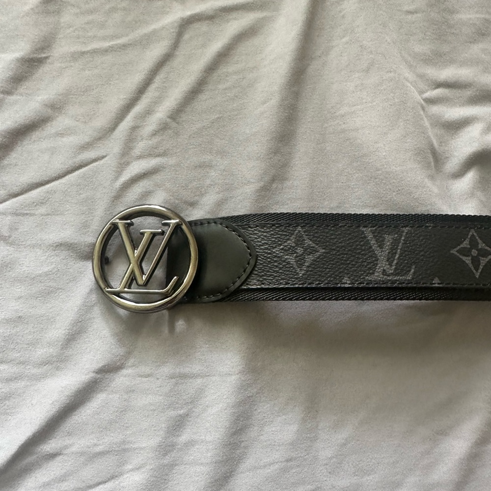 Brand new, never worn Louis Vuitton Belt. (Black leather)
